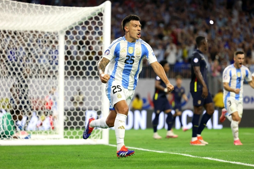El defensor Lisandro Martínez anotó el gol que le daba la ventaja inicial a Argentina. Foto Afp.