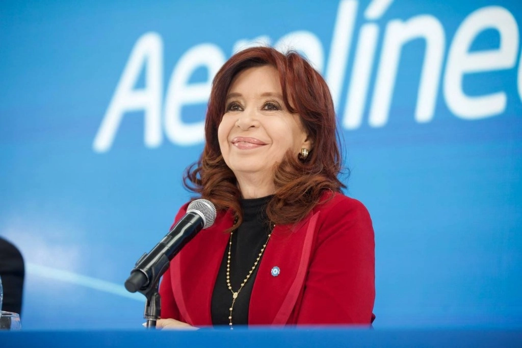 La ex presidenta Cristina Fernández caracterizó al presidente Javier Milei como "un showman economista", al difundir una carta sobre lo que ha significado la llegada del ultraderechista a la presidencia de Argentina. Foto tomada de X @CFKArgentina.