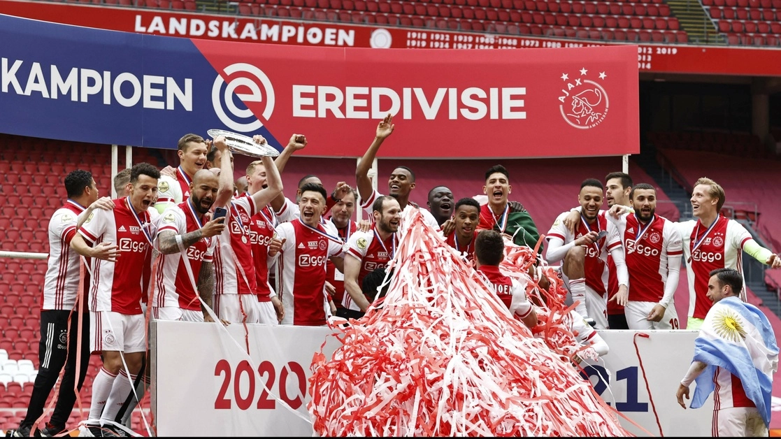 Ajax de Ámsterdam goleó 4-0 al Emmen y festejó por adelantado su título 35 de la Eredivisie. Foto Afp