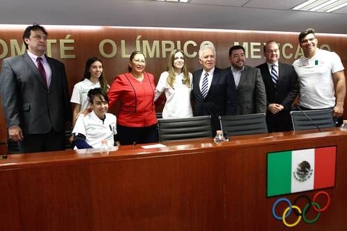 A la ceremonia asistieron las atletas Alegna González y María Edith Sígala López; Liliana Suárez Carreón, presidenta del Comité Paralímpico; la caballista Lorenza O’Farril; Carlos Padilla Becerra, presidente del COM; Paulino Decanini Garza; Jesús Muguerza, director de Banco Famsa; y el lanzador Diego del Real. Foto Notimex