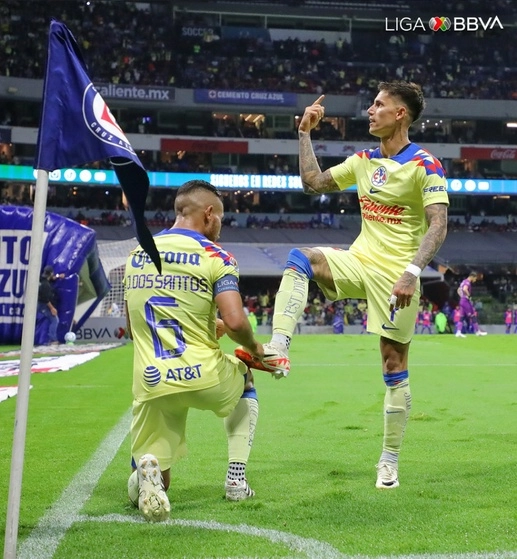 El uruguayo Brian Rodríguez (der.) marcó el tercer tanto de las Águilas. Foto tomada de X @LigaBBVAMX.