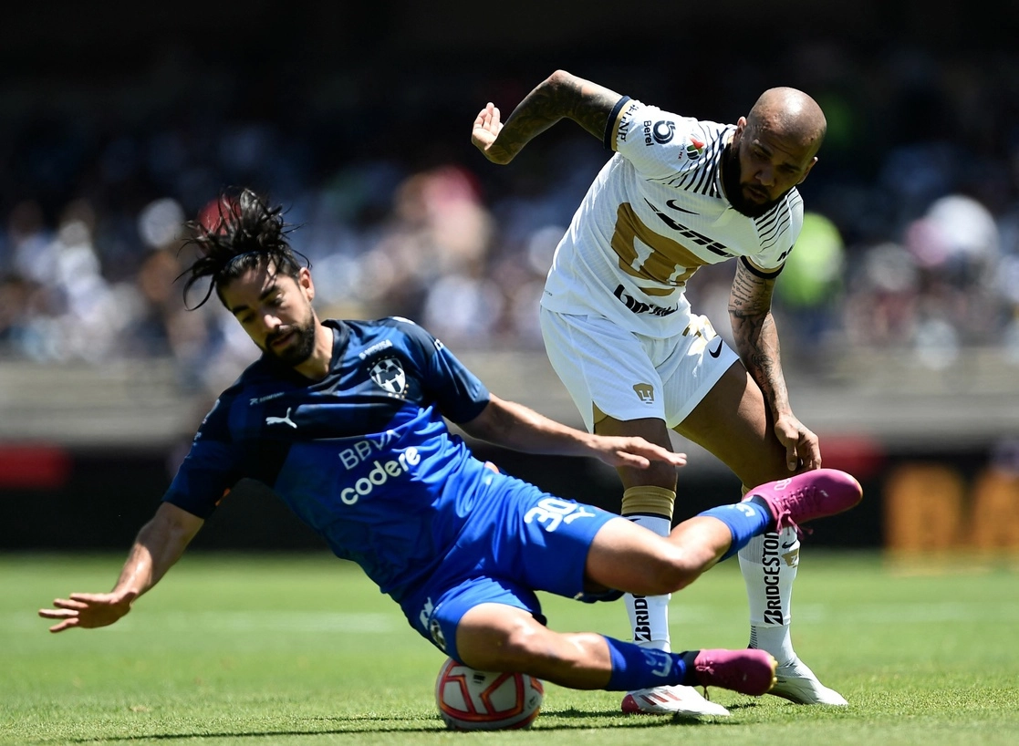 Dani Alves de los Pumas y Rodolfo Pizarro de Rayados disputan el balón en la cancha del Olímpico Universitario, en la fecha seis de la Liga MX. Foto Afp