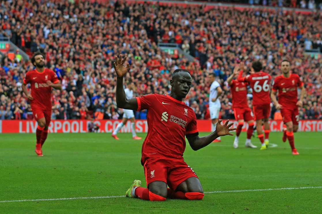 Sadio Mane anotó el segundo gol del Liverpool ante Burnley en el estadio Anfield, que lució abarrotado por primera vez en 18 meses. Foto Afp