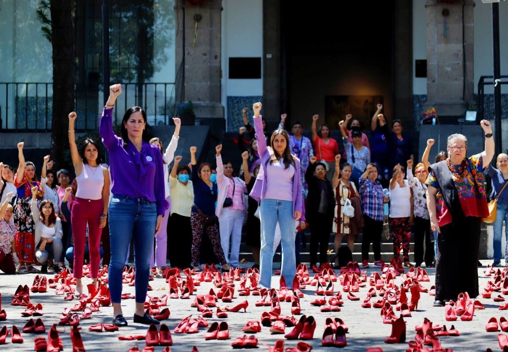 Al asistir a la exposición “Zapatos Rojos”, la alcaldesa Lía Limón recordó a Vania, Inés, Brenda y Laura, víctimas de feminicidio en la demarcación. Foto proporcionada por la alcaldía