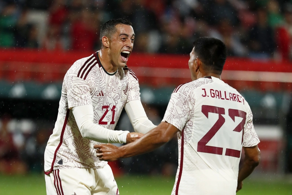 Rogelio Funes Mori (izq.), celebra junto con Jesús Gallardo su anotación en el triunfo de México 4-0 contra la escuadra de Irak, en partido de preparación rumbo al Mundial de Qatar 2022. Foto Ap.