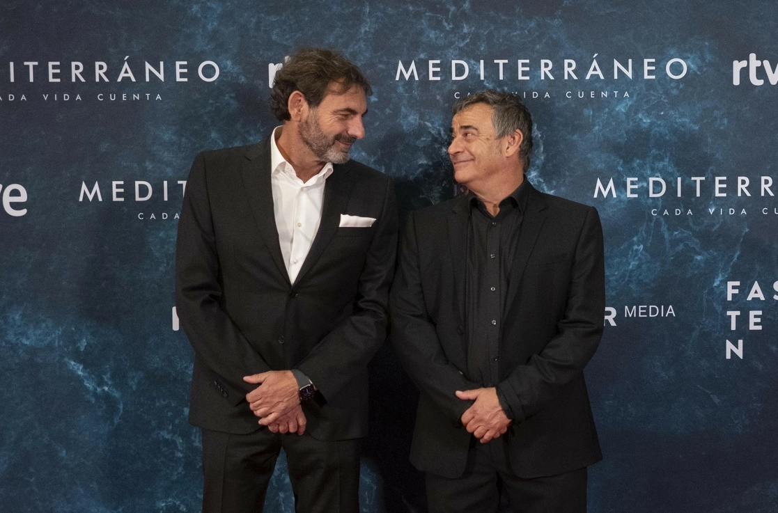El actor Eduardo Fernández (der.) y el fundador de la ONG Open Armas, Óscar Camps (izq.) posan para una fotografía previo a la premiere de la cinta ‘Mediterráneo’ en la 69 edición del Festival Internacional de Cine de San Sebastián, en San Sebastián, España, el 23 de septiembre de 2021, Foto Europa Press