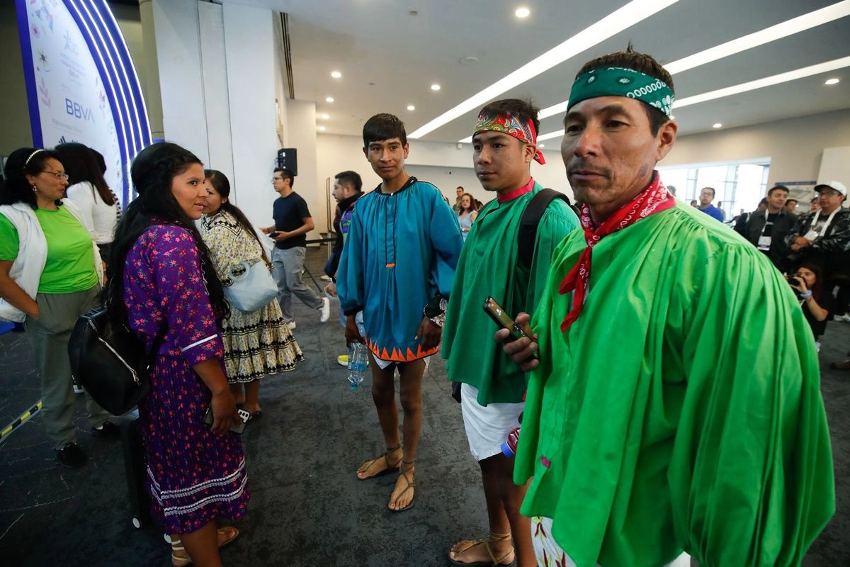 Corredores rarámuris llegan a la Expo Medio Mararón a realizar su registro para participar en la competencia que se realizará este domingo en la Ciudad de México, el 10 de julio de 2025.