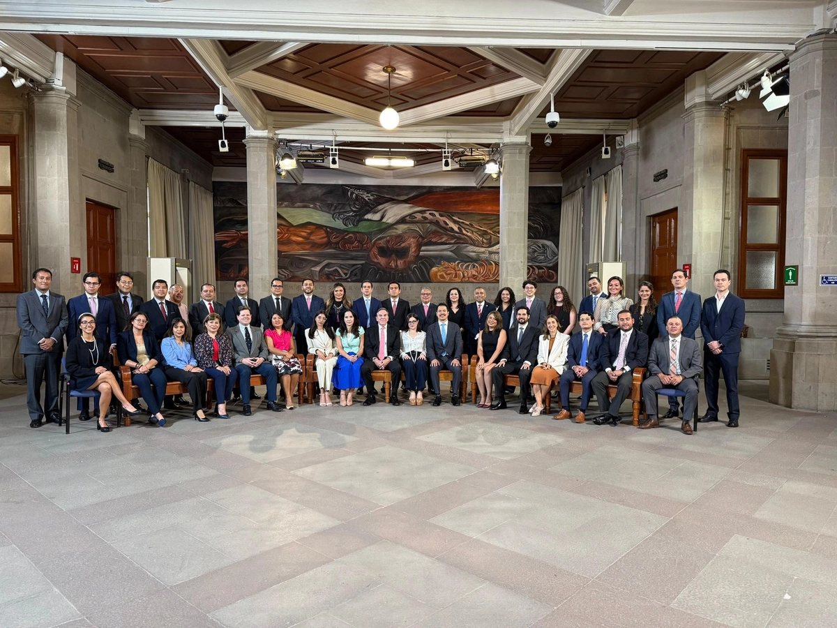 El ministro Javier Laynez Potisek se tomó una fotografía con integrantes de su equipo al término de la sesión. Foto 