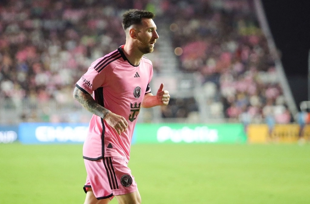 En medio de un fuerte dispositivo de seguridad, con múltiples camionetas de la policía estatal y carros escolta que acompañaron al Inter de Miami hasta su hotel de concentración, Messi saludó a un grupo de personas al bajar del avión. La imagen, del 6 de abril de 2024. Foto Afp