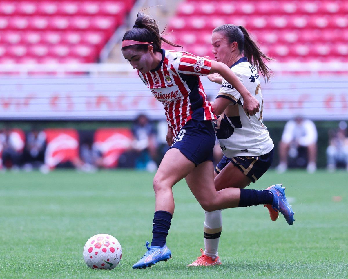 El conjunto felino aumentó su ventaja al 45+3, luego de que Hix conectó un centro de Paola Chavero con un cabezazo en el área para firmar su doblete y hacer el 2-0 antes del descanso. Foto 