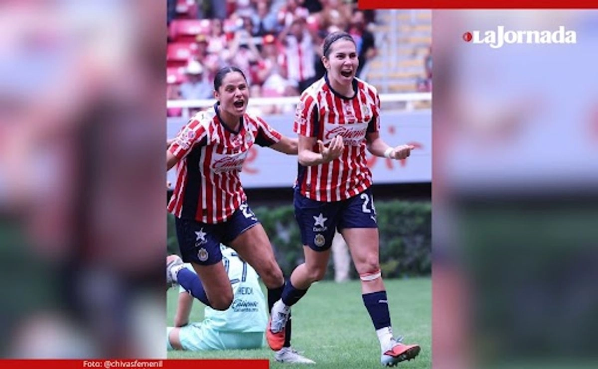 Licha Cervantes (derecha) festeja su remate de cabeza para la cuarta anotación de las Chivas al minuto 90+6, ayer en el estadio Akron. 