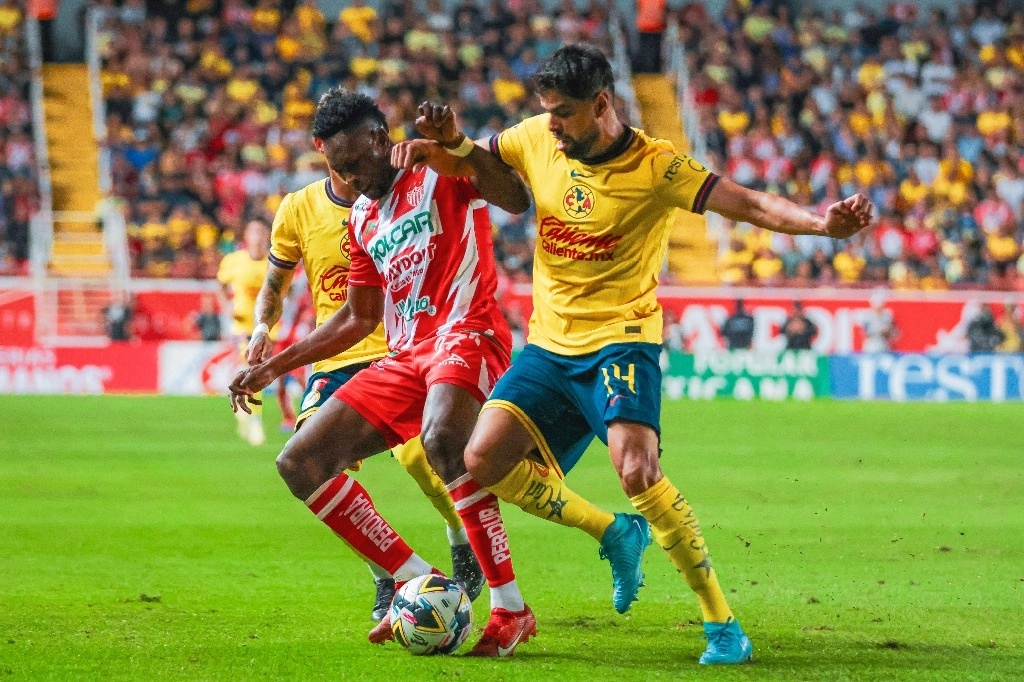 Jugadores de ambas escuadras durante el encuentro deportivo. Foto Club América