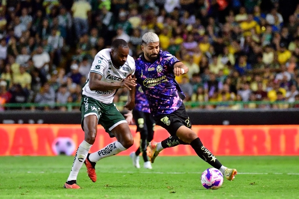 El América peleó en todo el encuentro por recuperarse con una ofensiva insistente, pero sus arietes parecían desconcentrados para alcanzar la meta. Foto tomada de X @LigaBBVAMX.