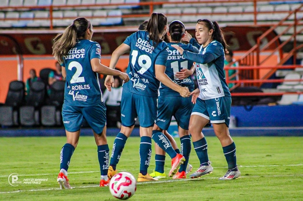 Charlyn Corral (derecha) celebra con sus compañeras el triunfo de su equipo. Foto Club Pachuca