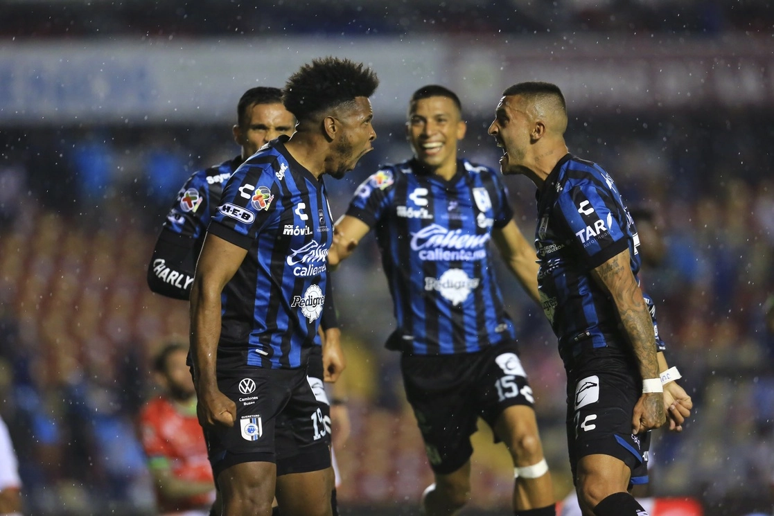 Los Gallos celebran así su pase a la repesca. Foto @Club_Queretaro