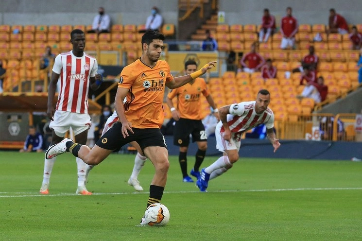 El mexicano Raúl Jiménez anotó el tanto con el que el Wolverhampton venció 1-0 al Olympiakos. Foto Afp