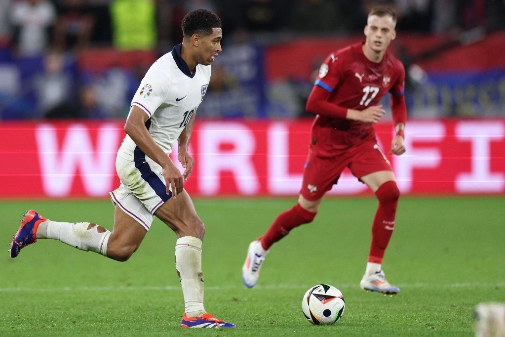 El inglés, Jude Bellingham, marcó al minuto 13 el único gol del partido ante Serbia. Foto Afp