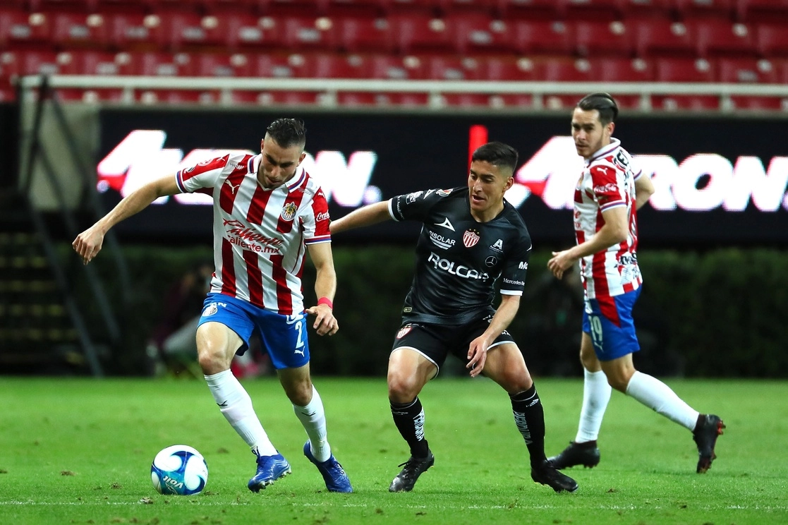 El encuentro entre Chivas de Guadalajara y Necaxa concluyó con un empate 2-2 en el último minuto. Foto @Chivas
