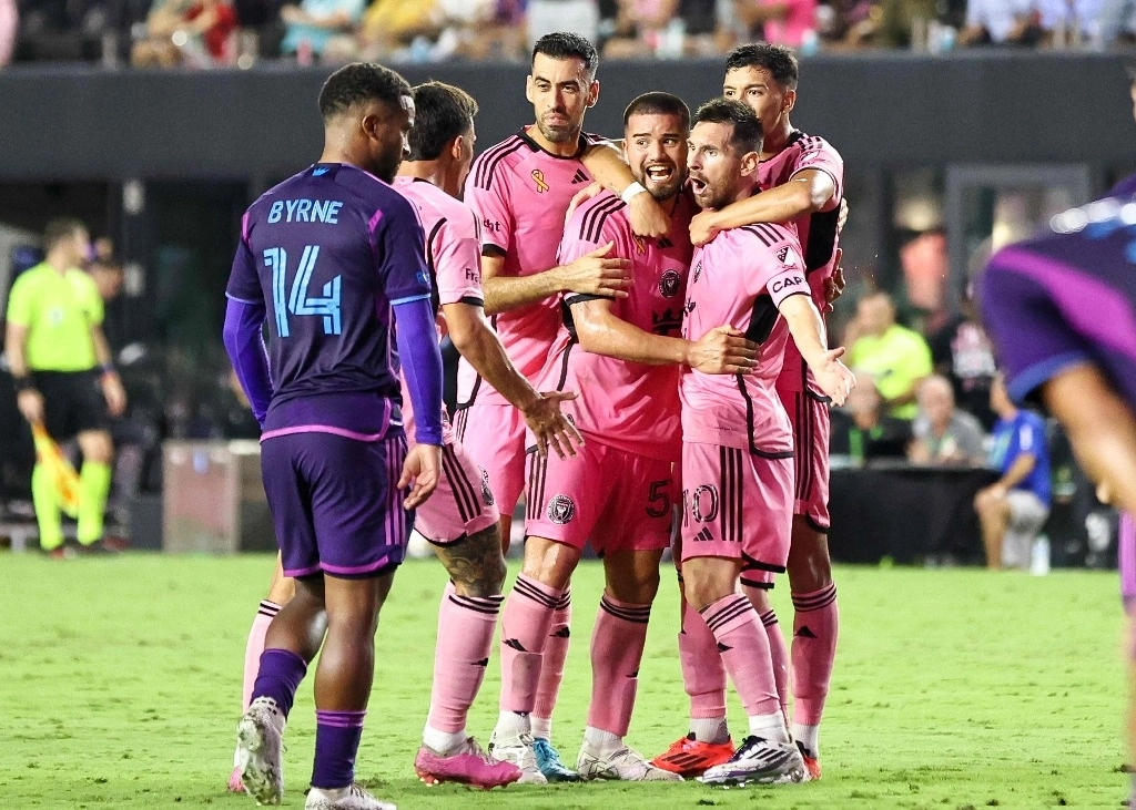 El delantero argentino #10 del Inter de Miami, Lionel Messi, celebra con sus compañeros después de anotar el primer gol de su equipo durante el partido de fútbol de la Major League Soccer (MLS) entre el Inter de Miami y el Charlotte FC en el Chase Stadium en Fort Lauderdale, Florida, el 28 de septiembre de 2024. Foto Afp