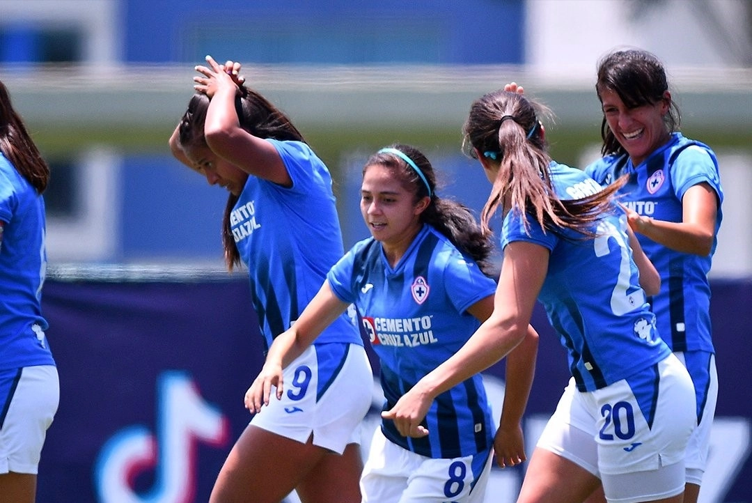 Las jugadoras de 'La Máquina' celebran la remontada en el juego. Foto tomada de la cuenta de Twitter @AzulFemenil