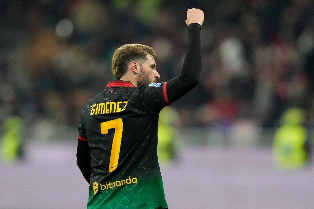 Santiago Giménez, del AC Milan, celebra tras anotar el primer gol del partido de la Serie A italiana entre el AC Milan y el Hellas Verona, en el estadio San Siro en Milán, Italia, el 15 de febrero de 2025. Foto Ap