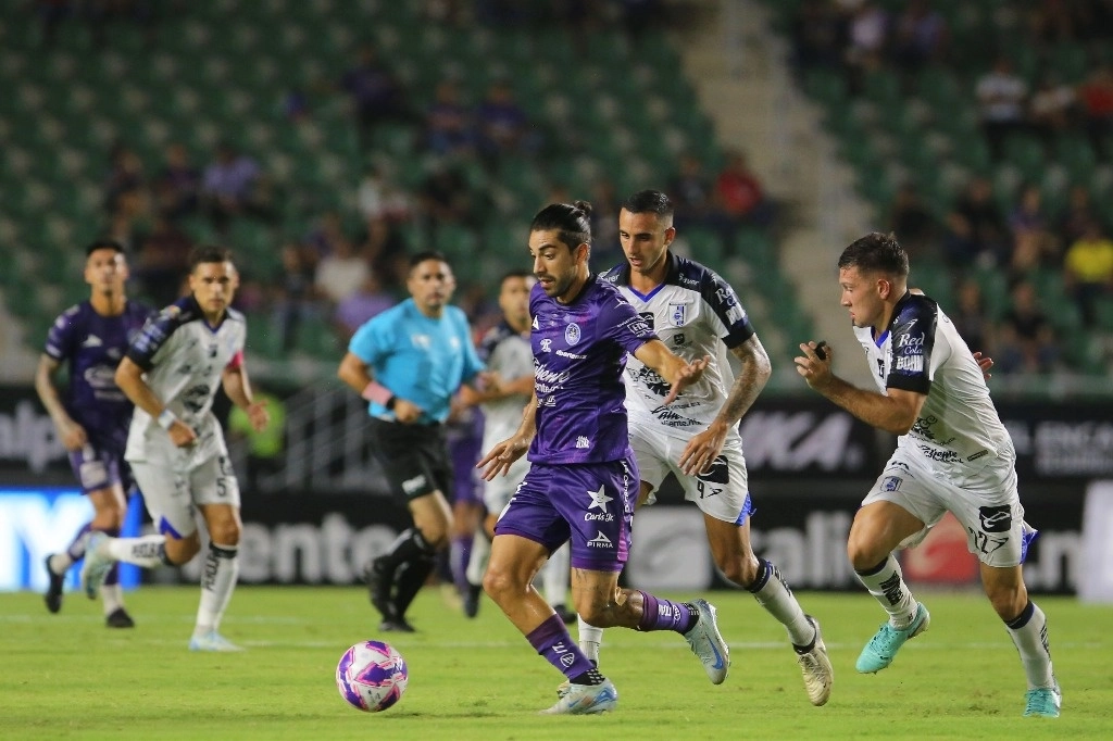 El jugador del Mazatlán, Rodolfo Pizarro (c) durante una jugada en el encuentro. Foto Mazatlán FC