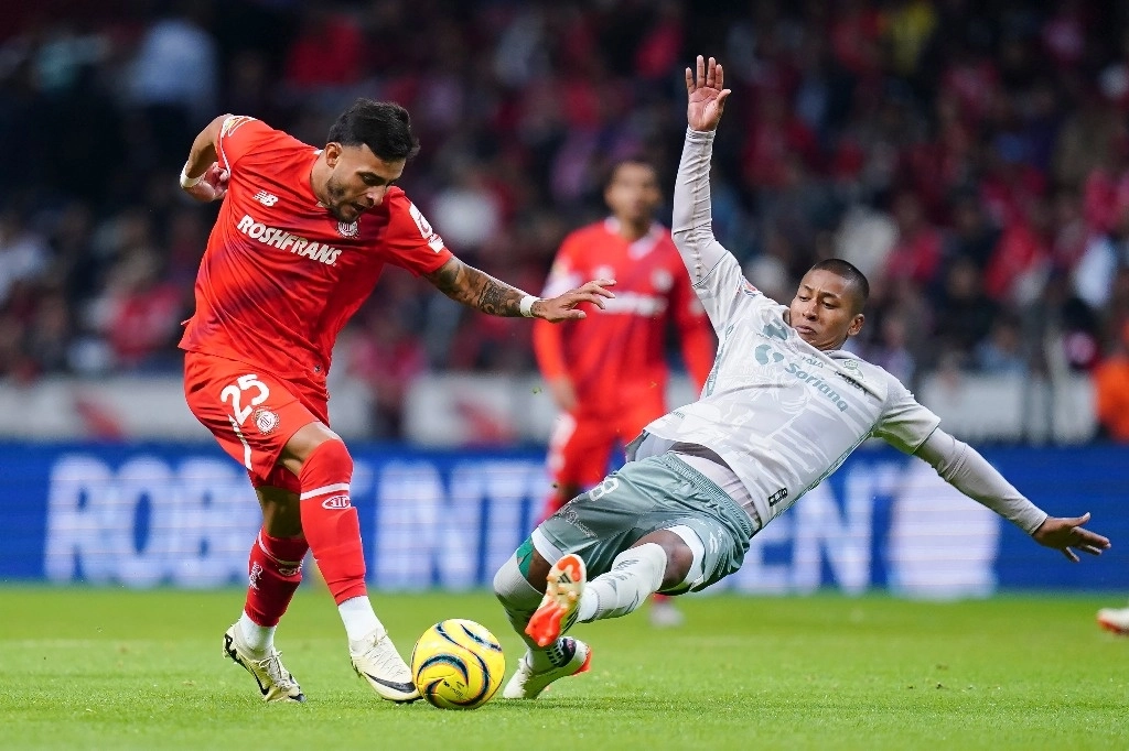 Con este resultado, el conjunto escarlata sumó 13 puntos y ascendió al octavo lugar de la clasificación general. Foto tomada de X @TolucaFC.