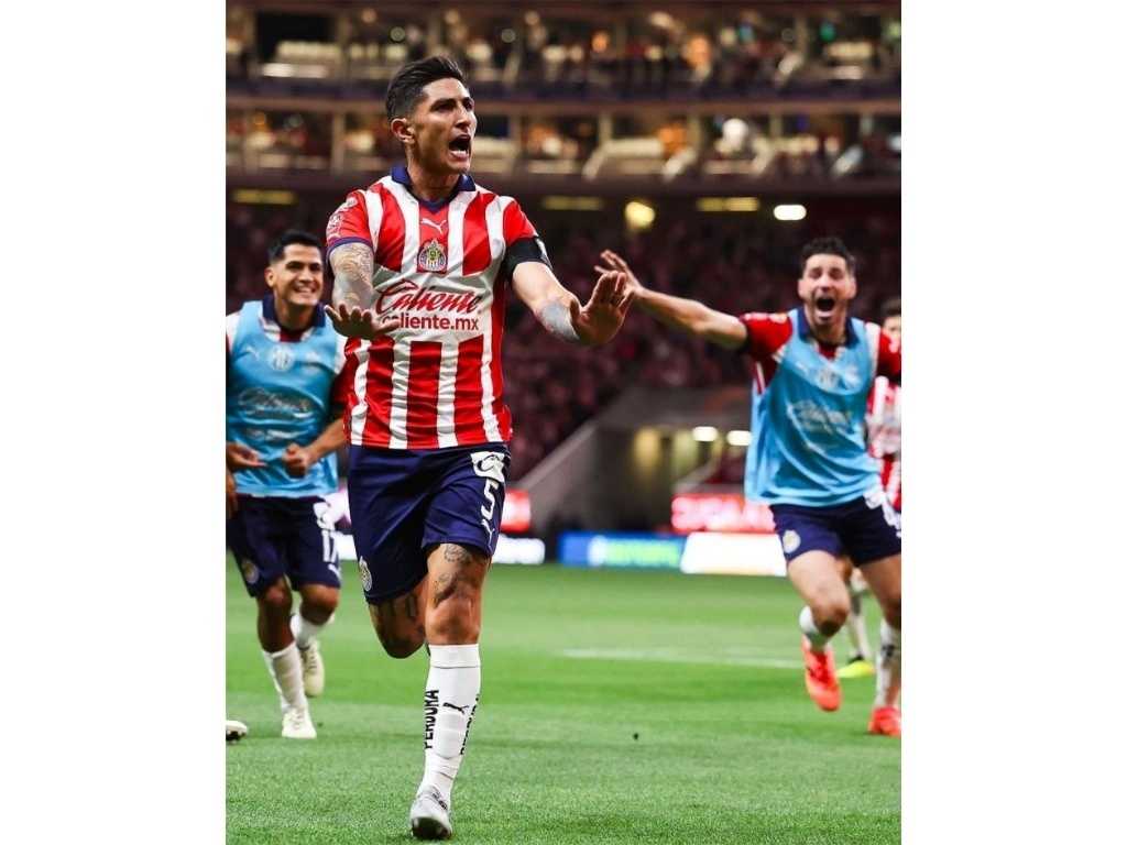 Víctor Alfonso Guzmán celebra su anotación, ayer en el partido realizado en el estadio Akron. Foto @Chivas