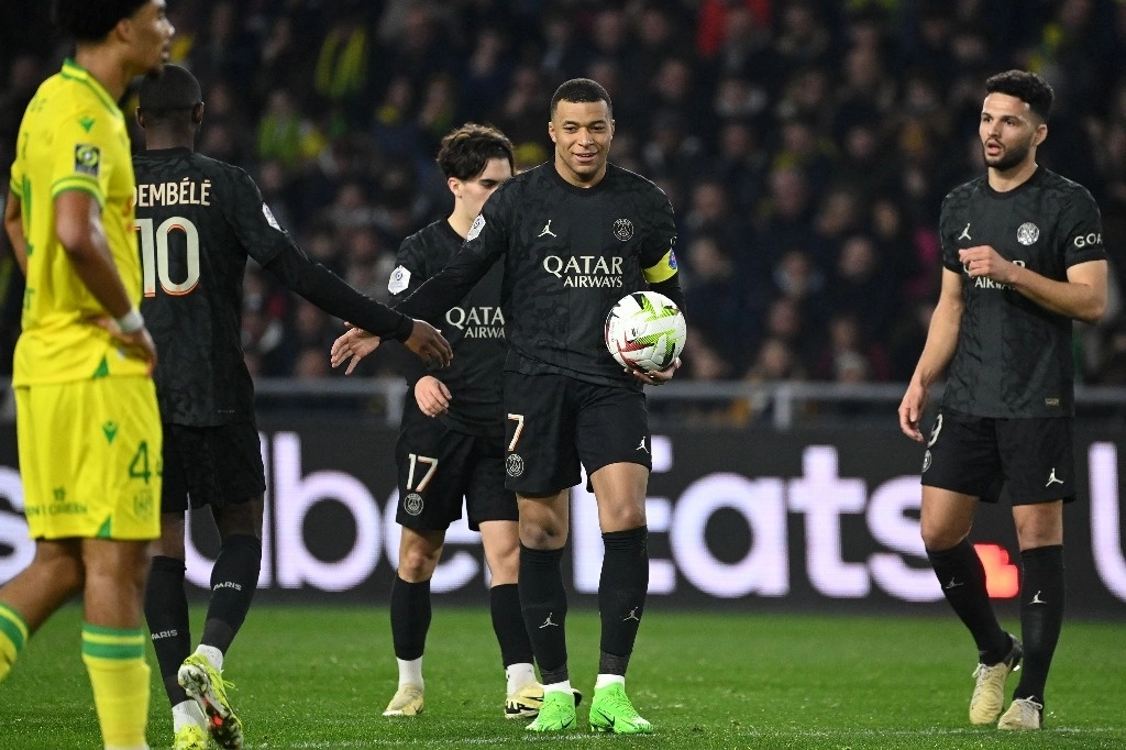 El delantero francés #07 del Paris Saint-Germain, Kylian Mbappe (C), celebra con sus compañeros de equipo después de ganar el partido de fútbol francés L1 entre el FC Nantes y el Paris Saint-Germain (PSG) en el estadio La Beaujoire en Nantes, oeste de Francia, 17 febrero 2024. Foto Afp