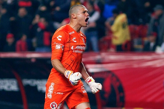El arquero de Xolos, Gibrán Lajud festeja una anotación durante el encuentro. Foto Jam Media