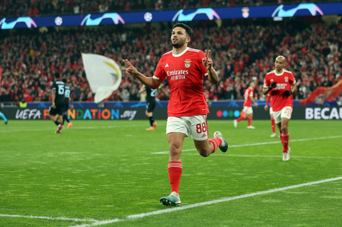 Gonçalo Ramos, delantero del Benfica, celebra el tercer gol de su equipo durante el juego de vuelta de los octavos de final de la Liga de Campeones de la UEFA. Foto Afp.