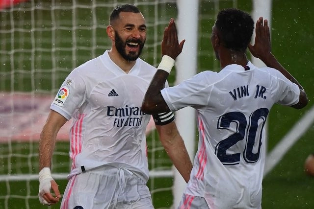 Karim Benzema, del Real Madrid, celebra su gol en el partido ante el Eibar. Foto Afp