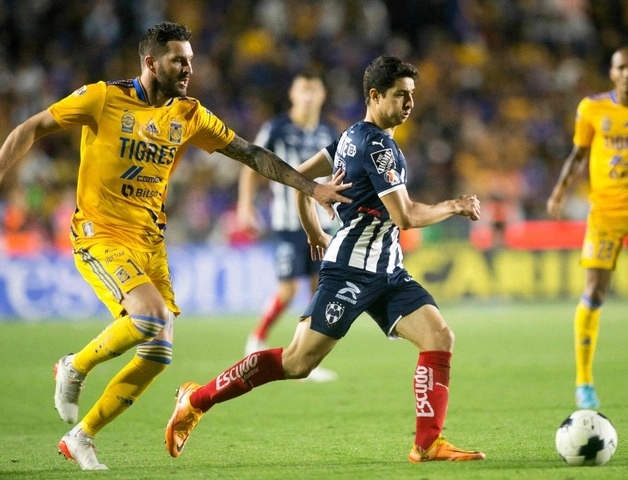 André Gignac anotó uno de los dos goles que le dio el triunfo a Tigres en el clásico regio. Foto Afp