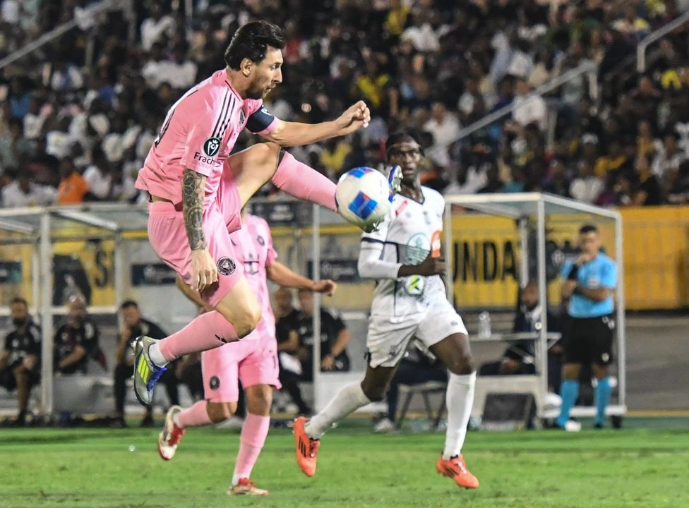 Tras reaparecer luego de dos semanas de baja, el astro argentino Lionel Messi anotó un gol este jueves en el triunfo del Inter Miami por 2-0 en la cancha del Cavalier jamaiquino.