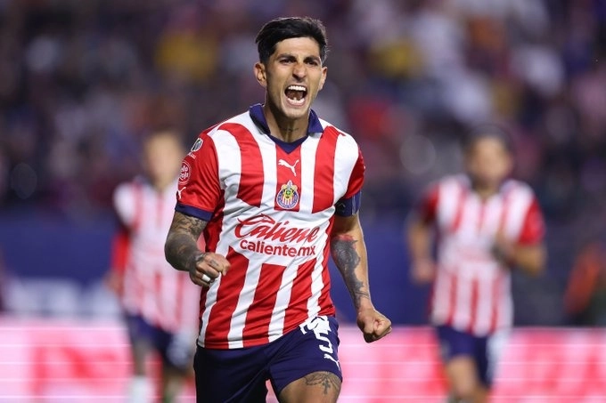 Víctor “Pocho” Guzmán cobró dos penales que le dieron la victoria a Chivas ante el Atlético San Luis. Foto @Chivas