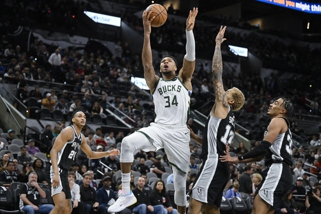 l griego Antetokounmpo encaró a Wembanyama y atinó un triple para igualar a 118 con tres minutos restantes. Foto Ap
