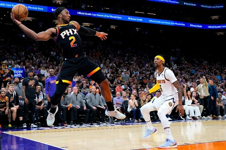 Suns de Phoenix vencieron 129-124 a los Nuggets de Denver para igualar la serie de playoffs de la Conferencia Oeste. Foto Ap