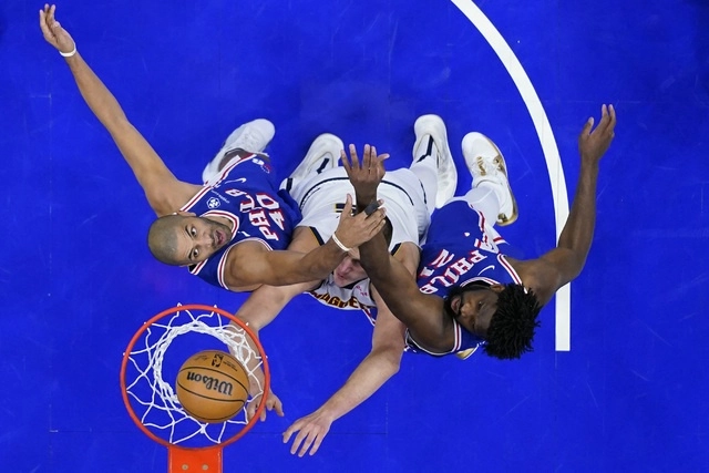 Los 76ers de Filadelfia se impusieron 126-121 sobre los Nuggets de Denver con una brillante actuación de Joel Embiid. Foto Ap