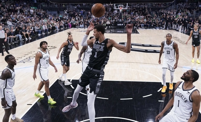 La actuación de  Victor Wembanyama fue fundamental para que los Spurs de San Antonio vencieran a los Nets de Brooklyn. Foto Ap