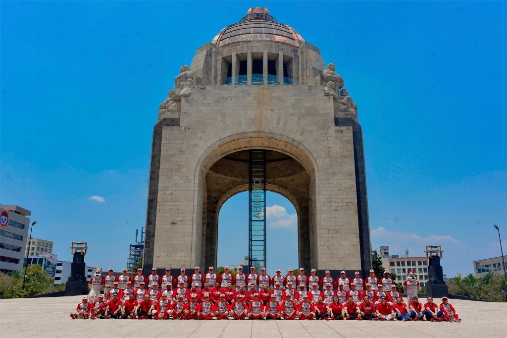 Los Diablos Rojos, que se tomaron la fotografía oficial en el Monumento a la Revolución, iniciarán su participación mañana con otra edición de la guerra civil ante Tigres. Foto @diablosrojosmx