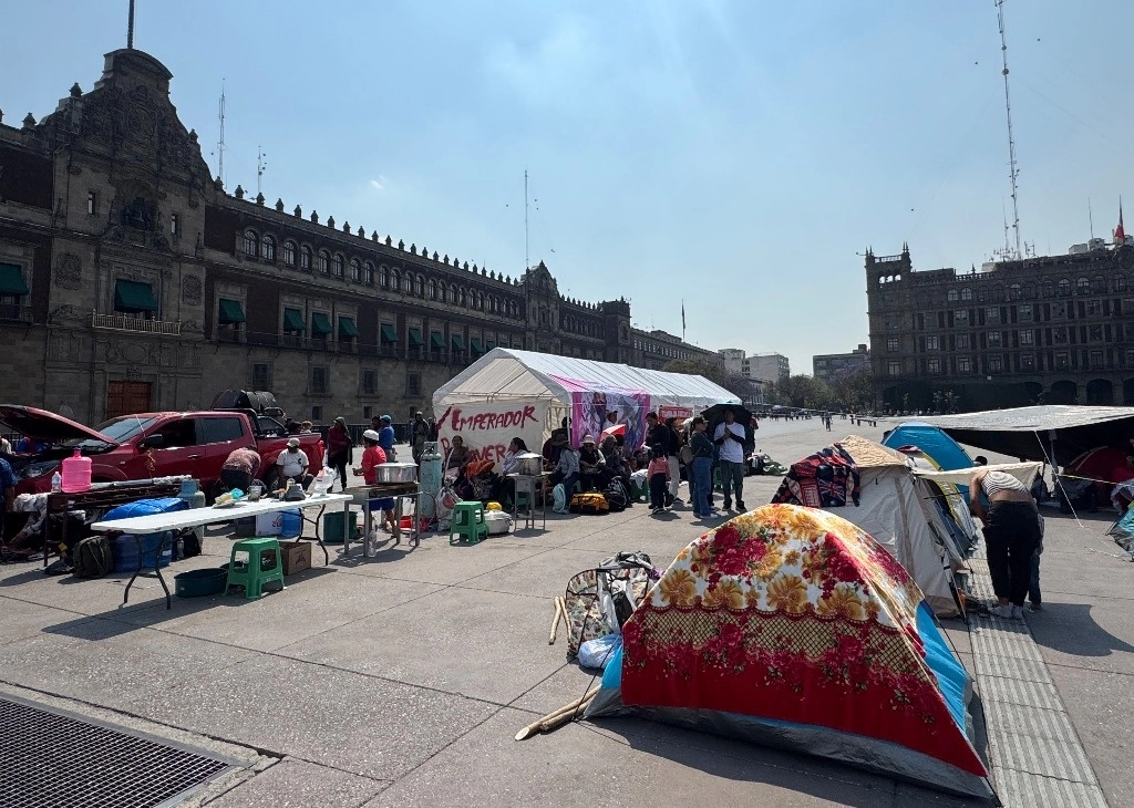 Integrantes de la Alianza de Pueblos por la Justicia Social arrancaron una protesta frente a Palacio Nacional para solicitar la intervención de la Presidenta contra “la cerrazón” del gobernador de Oaxaca, Salomón Jara. Foto Alfredo Domínguez 