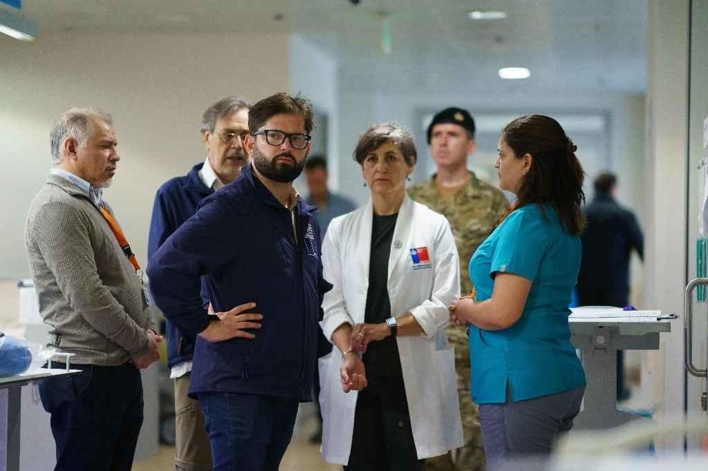 El presidente chileno, Gabriel Boric, junto con la ministra de Salud, Ximena Aguilera, en el hospital Gustavo Fricke en Viña del Mar, el 4 de febrero de 2024. Foto Presidencia de Chile vía Afp