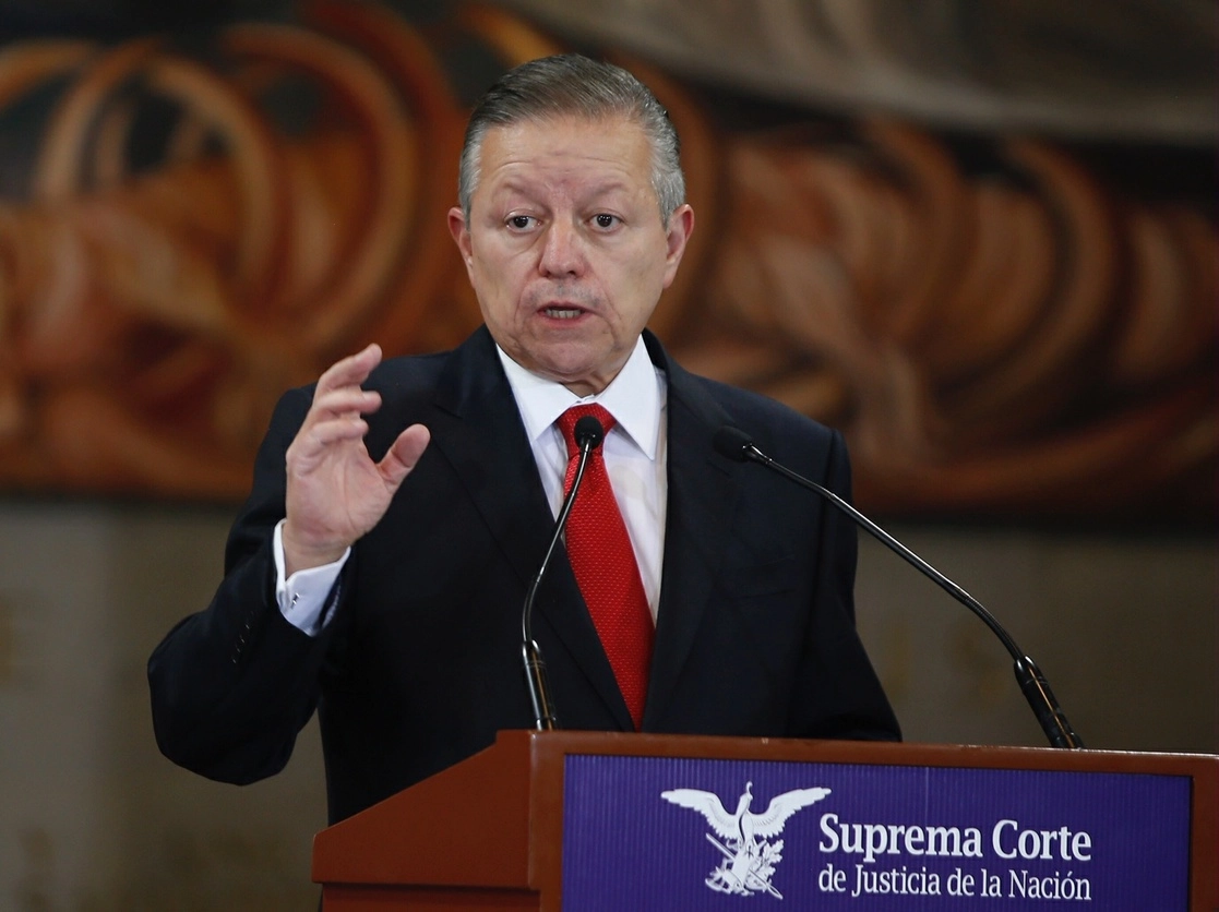 El presidente de la SCJN, Arturo Zaldívar, señaló que se debe trabajar para que mujeres “ocupen más y mejores puestos. Hasta que la igualdad y la dignidad se hagan costumbre”. Foto Guillermo Sologuren / Archivo