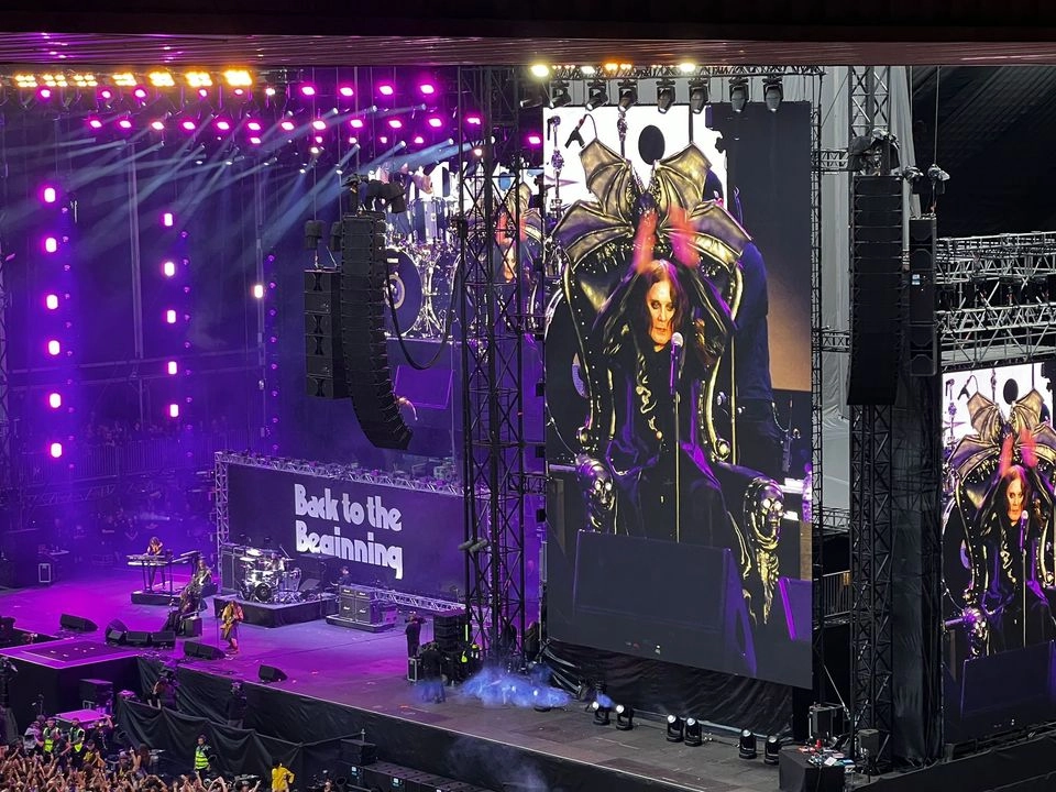 “I love you (los amo)”, gritó con su voz todavía rechinante el carismático cantante a la entregada multitud en el estadio Villa Park, donde se rodeó de grandes estrellas del género. Foto
