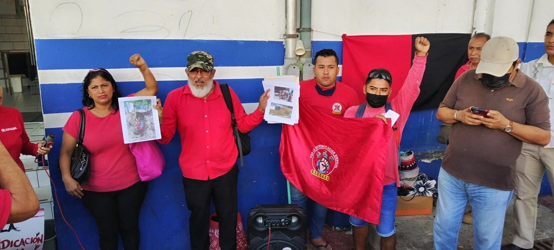 Los trabajadores despedidos Heriberto Vázquez Baños, David Gallegos Álvarez y María Antonieta Gutiérrez Terrones iniciaron una huelga de hambre a las 11:20 horas de este 31 de enero de 2023 frente a las oficinas centrales de la CAPAMA en Acapulco. Foto Héctor Briseño