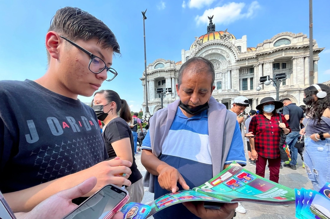 Coleccionistas del álbum de estampas del Mundial de Qatar 2022 se reunen a las afueras del Palacio de Bellas Artes para intercambiar o vender sus estampas. Foto Luis Castillo.