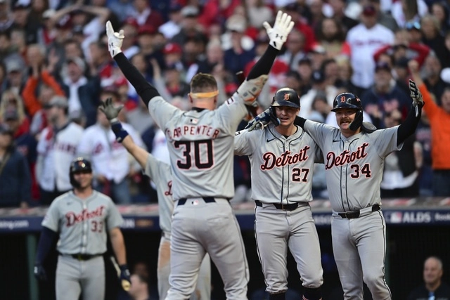 Beisbolistas de los Tigres de Detroit festejan al término del encuentro. Foto Ap 
