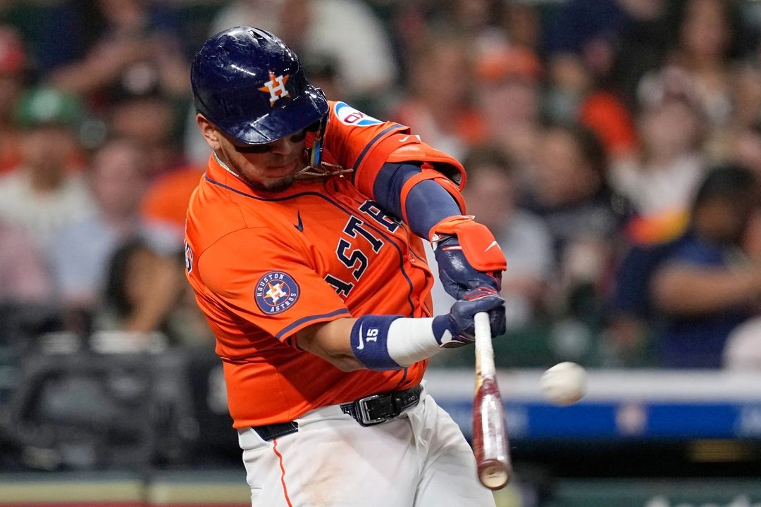 Isaac Paredes, de los Astros de Houston (derecha), celebra en el dugout tras conectar un jonrón contra los Medias Blancas de Chicago durante la quinta entrada de un partido de béisbol el jueves 12 de junio de 2025 en Houston. Foto