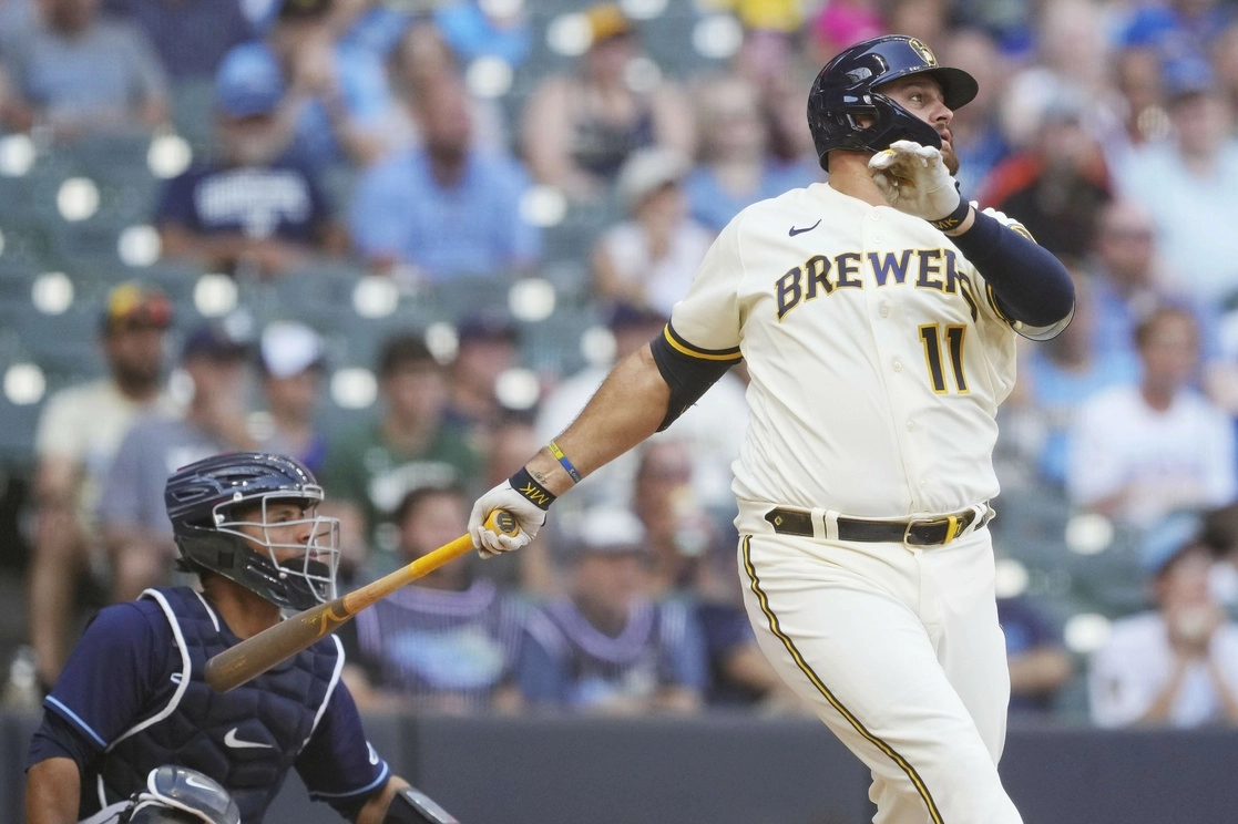 Rowdy Tellez, de los Cerveceros de Milwaukee conecta un jonrón solitario en la novena entrada contra los Rays de Tampa Bay. Foto Afp