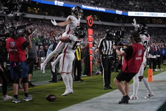El receptor de los Halcones de Atlanta, Drake London (5), celebra su anotación para ganar el juego. Foto Ap